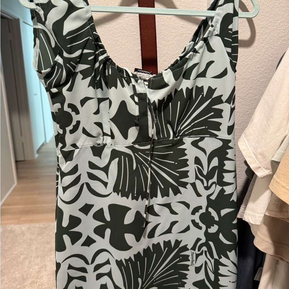 Manuhealii Green and White Leaf Print Top